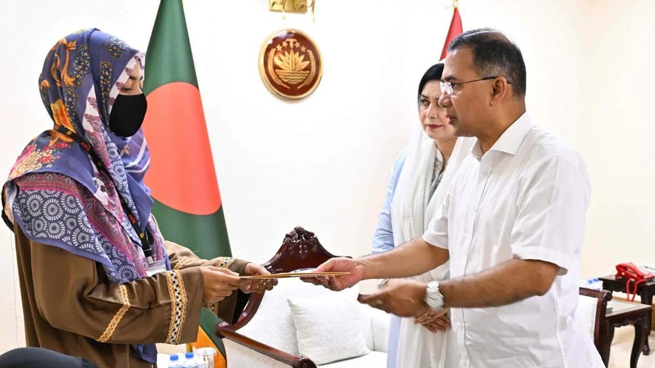 শহীদ দুই সেনাসদস্যের পরিবারের সঙ্গে প্রধানমন্ত্রীর সাক্ষাৎ