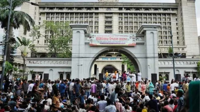 নগর ভবনে ইশরাক হোসেনের অনুসারীদের মধ্যে সংঘর্ষ, আহত ২