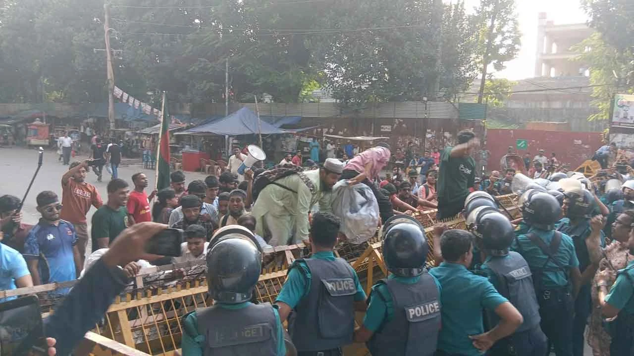 শাহবাগে বাধা পেলেন প্রতিবন্ধী গ্র্যাজুয়েটরা, যমুনার পথে থামিয়ে দিল পুলিশ