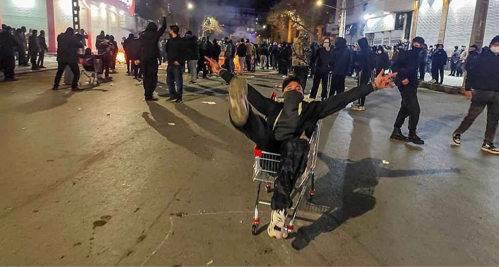 সহিংস বিক্ষোভে তেহরান রক্তক্ষয়, নিহত ২০০ জনের বেশি