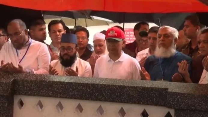 শাহজালালের মাজারে উপস্থিত হয়ে জিয়ারত করলেন প্রধানমন্ত্রী