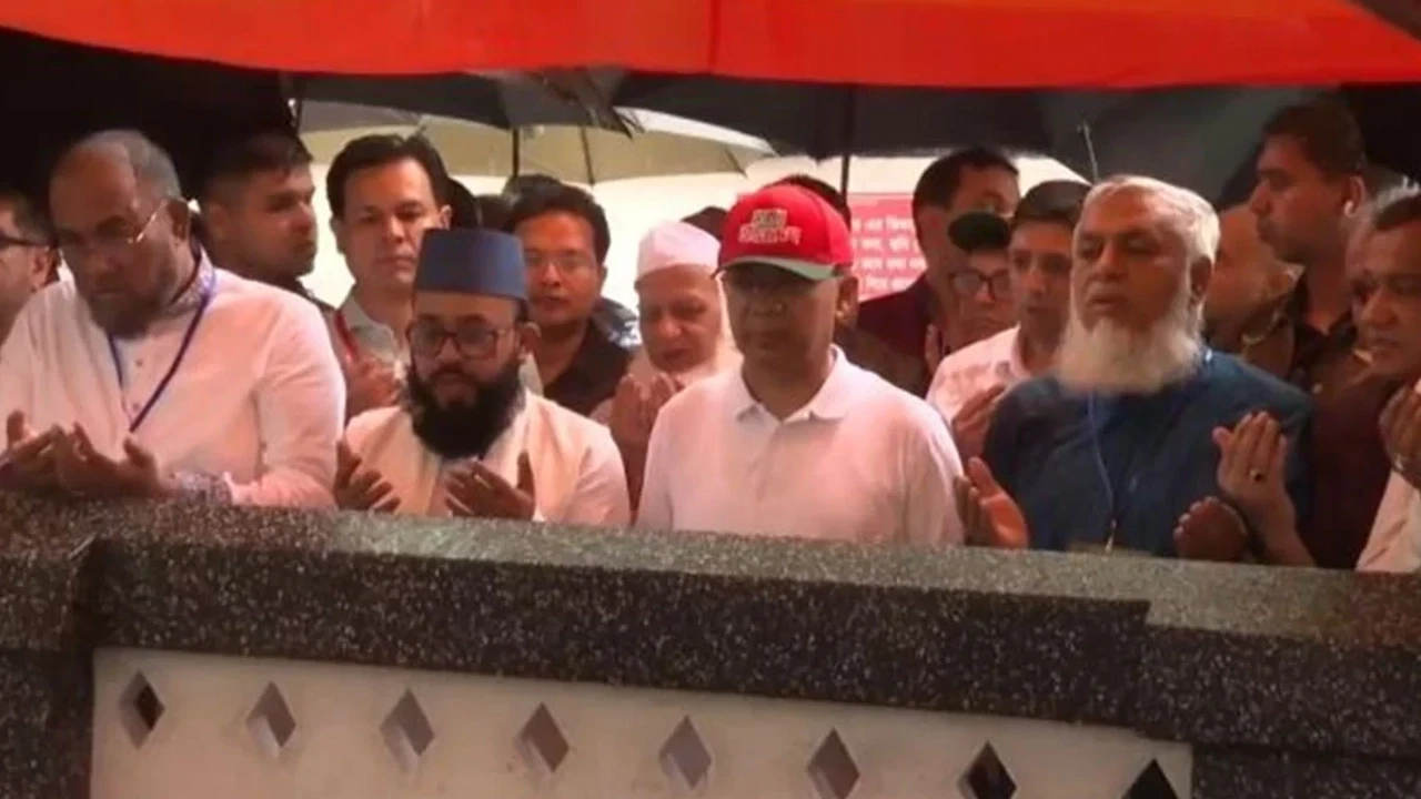 শাহজালালের মাজারে উপস্থিত হয়ে জিয়ারত করলেন প্রধানমন্ত্রী