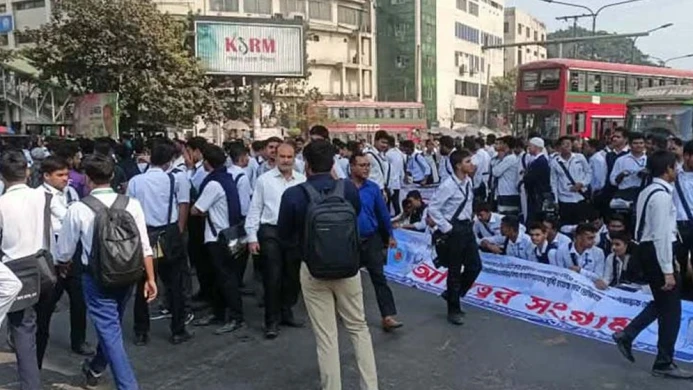 উচ্চমাধ্যমিক কাঠামো রাখার দাবিতে শাহবাগে পাঁচ কলেজের শিক্ষার্থীদের অবস্থান