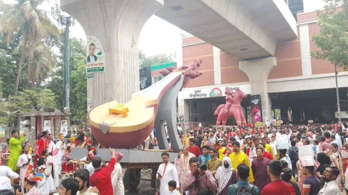 ঢাকায় বিপুল উৎসবমুখরতায় অনুষ্ঠিত হলো বৈশাখী শোভাযাত্রা