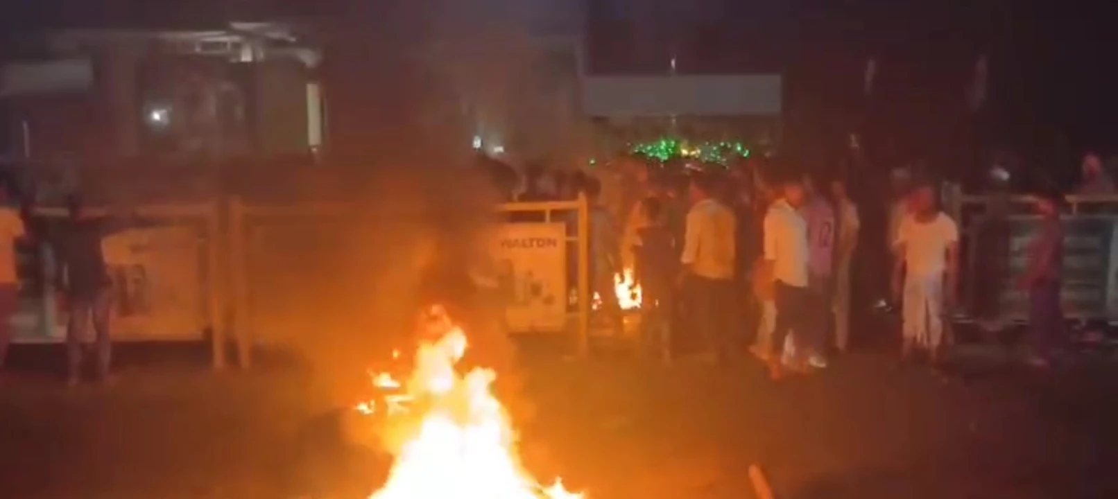 কক্সবাজারে বাসচাপায় মুসল্লীর মৃত্যু, টায়ার জ্বালিয়ে বিক্ষোভে এলাকাবাসী