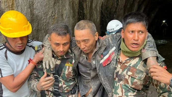 বন্যার ১০ দিন পর নেপালের টানেল থেকে জীবিত উদ্ধার চীনা নাগরিক