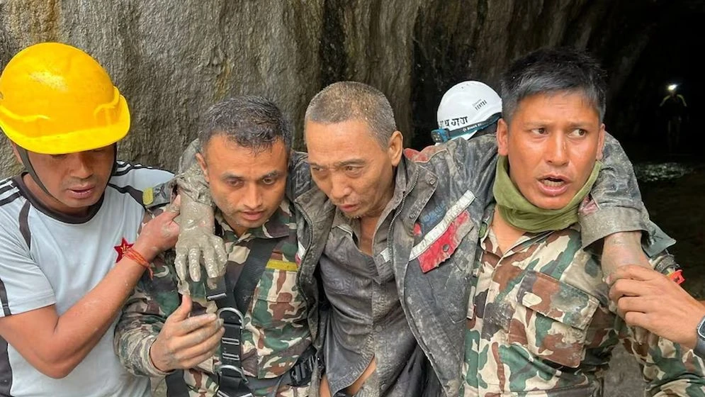 বন্যার ১০ দিন পর নেপালের টানেল থেকে জীবিত উদ্ধার চীনা নাগরিক