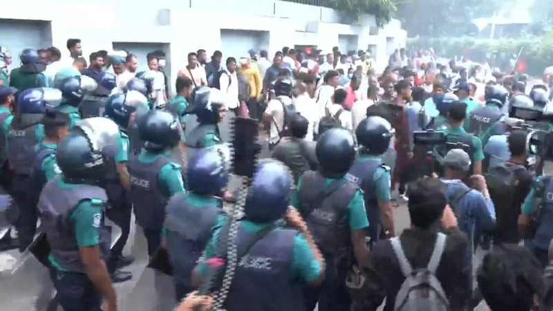 চাকরিচ্যুত বিডিআর সদস্যদের কর্মসূচিতে পুলিশের জলকামান নিক্ষেপ