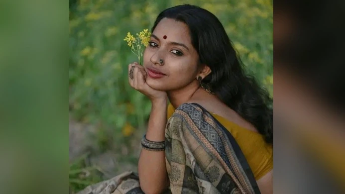 বিএনপির মনোনয়ন ফরম নিলেন আলোচিত ফারজানা সিঁথি