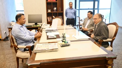 প্রধানমন্ত্রীর সঙ্গে টিআইবির নির্বাহী পরিচালকের সৌজন্যে বৈঠক
