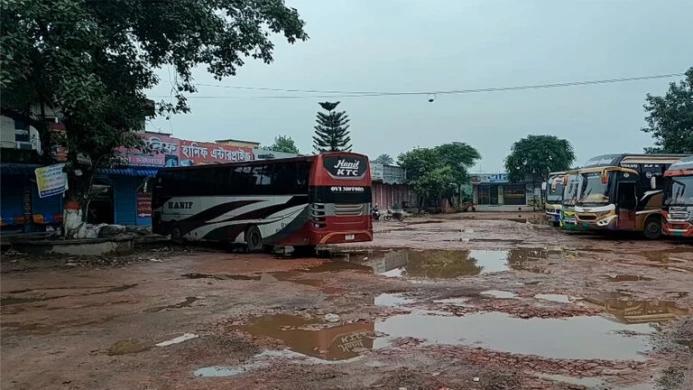 ন্যায্য বেতনের দাবিতে ঢাকায় চাঁপাইনবাবগঞ্জ-চট্টগ্রাম রুটে বাস ধর্মঘট
