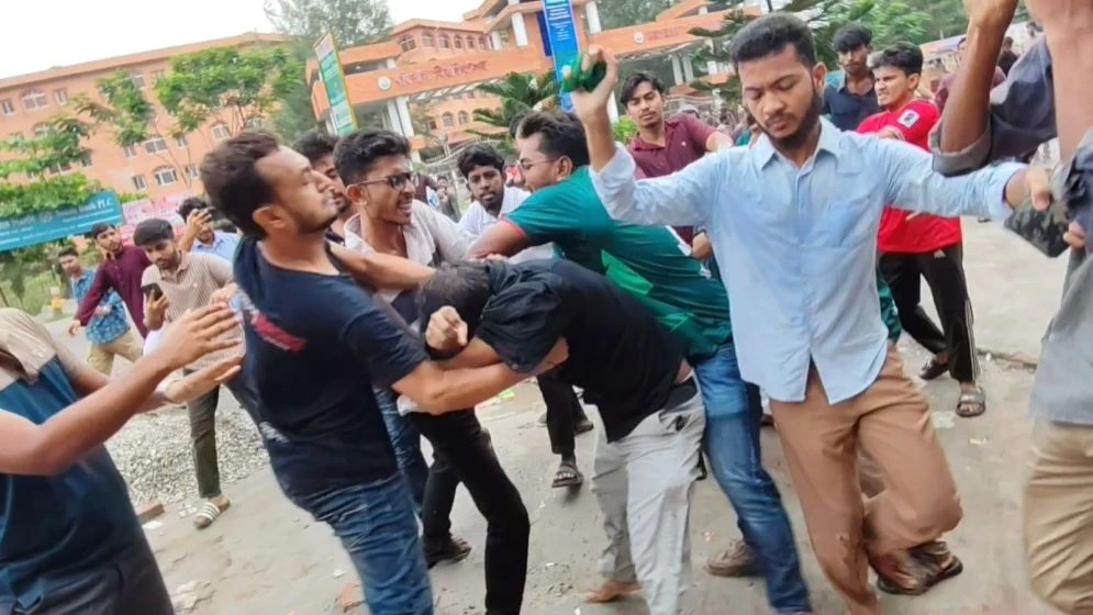 বরিশাল বিশ্ববিদ্যালয়ে ছাত্রদল-শিবির সংঘর্ষে আহত ১০