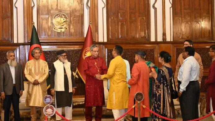 দুর্গাপূজায় বঙ্গভবনে রাষ্ট্রপতির সঙ্গে হিন্দু সম্প্রদায়ের শুভেচ্ছা বিনিময়