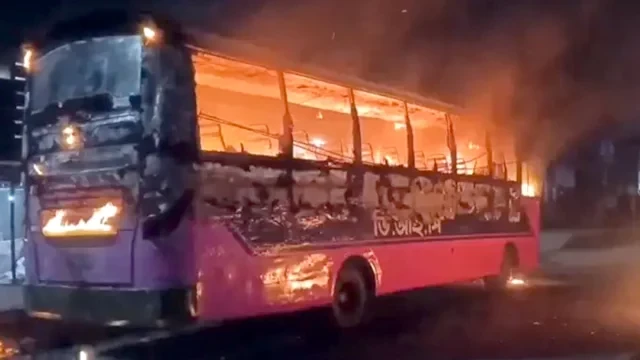 গাজীপুরে কয়েক ঘন্টার ব্যবধানে তিনটি বাসে আগুন দিয়েছে দুর্বৃত্তরা