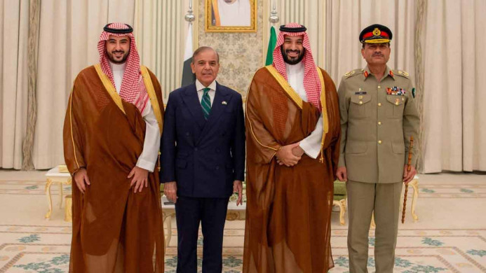 পাকিস্তান-সৌদি প্রতিরক্ষা চুক্তি: ‘ন্যাটোর মতো ছাতা’, সৌদি মিডিয়ায় উচ্ছ্বাস