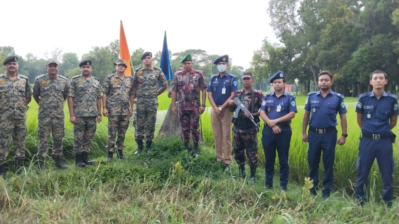 সীমান্তে আটক দুই পুলিশ সদস্যকে বিজিবির কাছে হস্তান্তর করল বিএসএফ