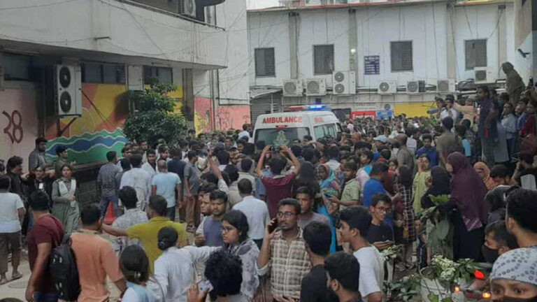 উত্তরায় বিমান বিধ্বস্তে নিহত ২, আহতদের অধিকাংশই শিশু,হাসপাতালে আহাজারি