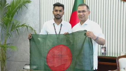 প্রধানমন্ত্রীর হাতে জুলাই আন্দোলনের রক্তমাখা পতাকা