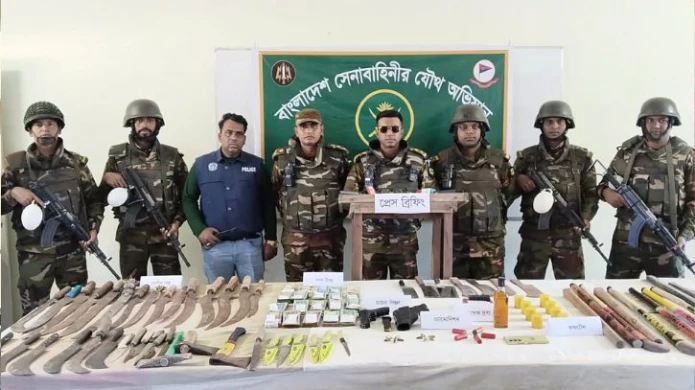 নারায়নগঞ্জে ছাত্রদল নেতার বাড়িতে থানা থেকে লুট হওয়া অস্ত্র উদ্ধার