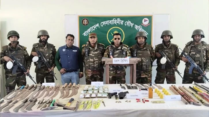 নারায়নগঞ্জে ছাত্রদল নেতার বাড়িতে থানা থেকে লুট হওয়া অস্ত্র উদ্ধার