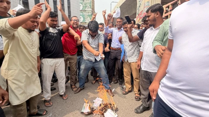 প্রশ্নপত্র ফাঁসের অভিযোগে পরীক্ষা স্থগিত, পরিক্ষার্থীদের বিক্ষোভ