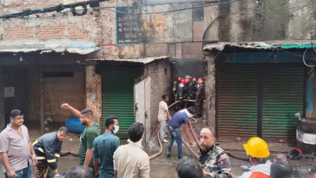 গাজীপুর টঙ্গীর সাহারা মার্কেটে ভয়াবহ অগ্নিকাণ্ড, দগ্ধ ৫ ফায়ার সার্ভিস কর্মী