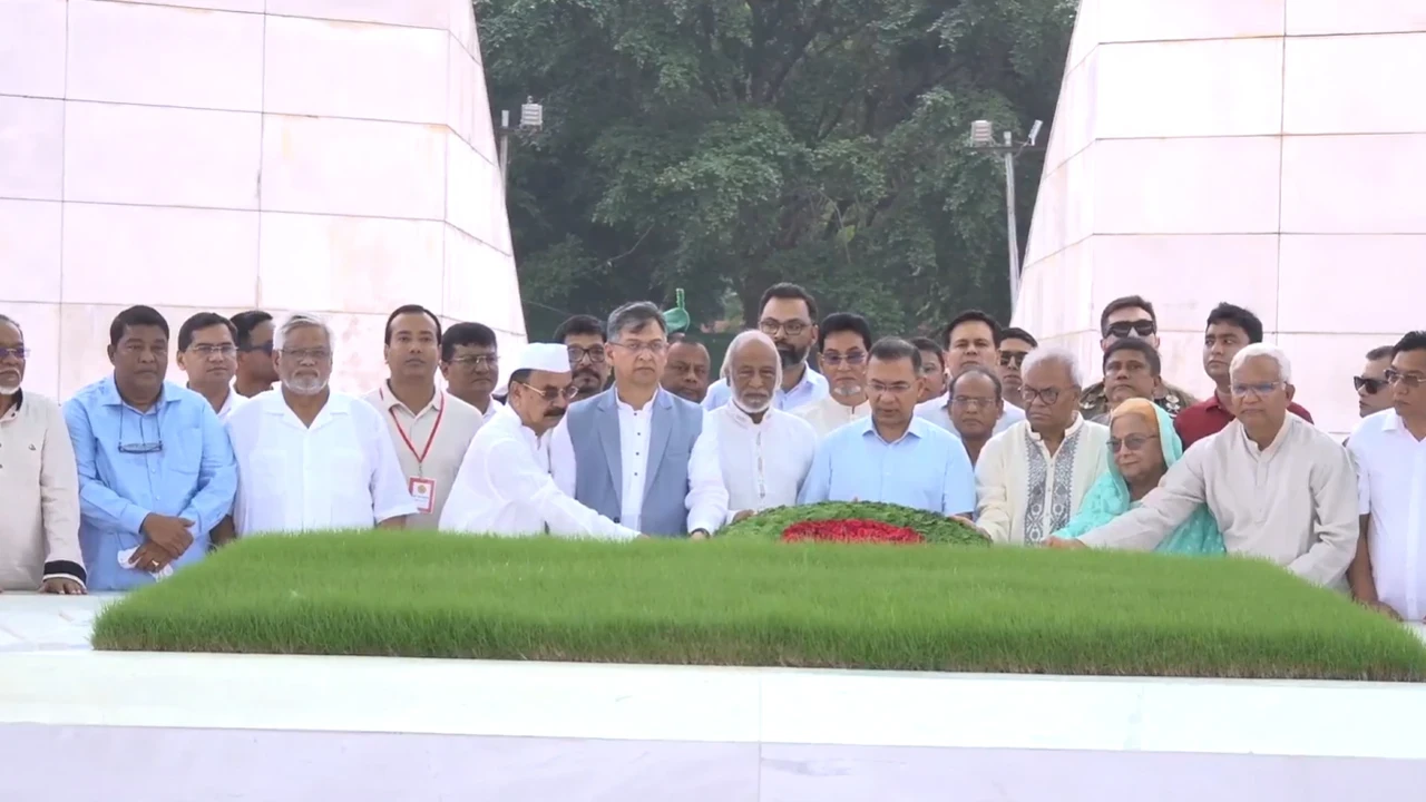 জিয়াউর রহমান ও খালেদা জিয়ার সমাধিতে শ্রদ্ধা প্রধানমন্ত্রীর