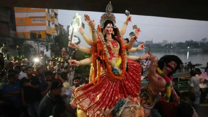 প্রতিমা বিসর্জনের মধ্য দিয়ে শেষ শারদীয় দুর্গাপূজা