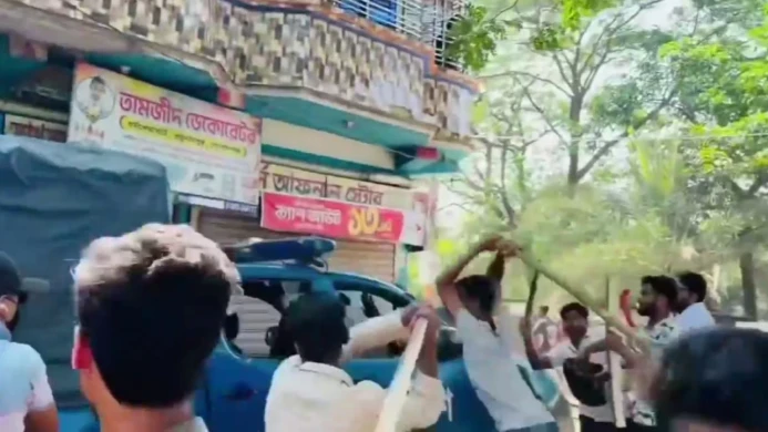 যুবলীগ-ছাত্রলীগের মিছিল থেকে পুলিশের ওপর হামলায় আহত ২