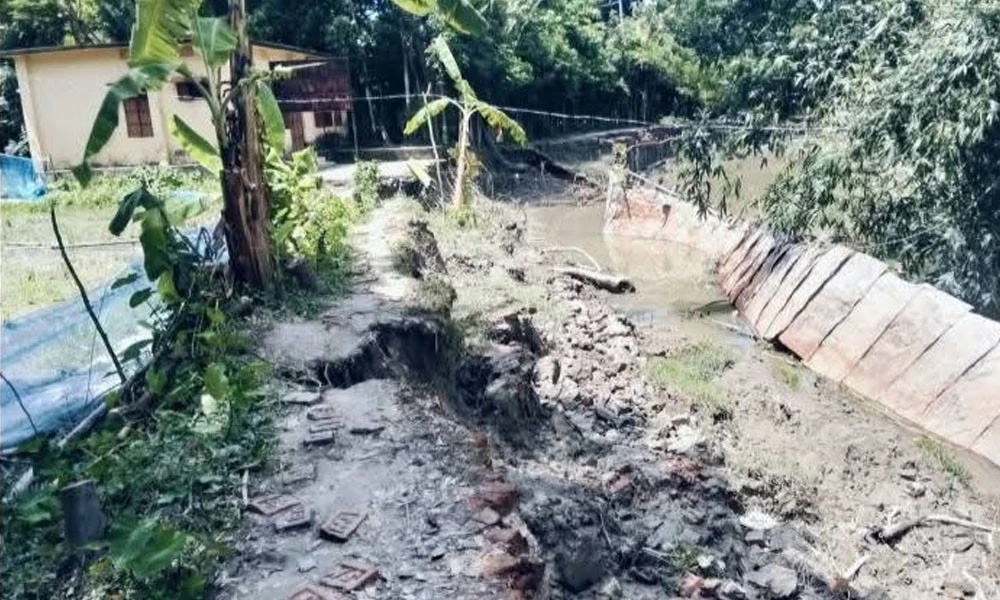 রামগতিতে সড়ক গিলে খেয়েছে খাল, দুর্ভোগে হাজারো মানুষ
