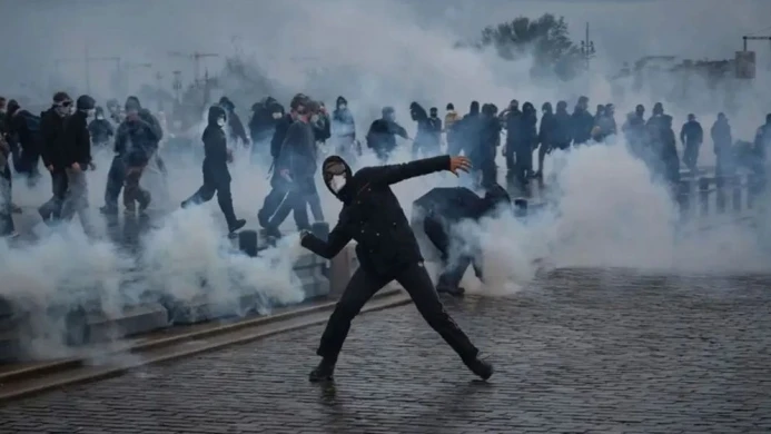 ফ্রান্সে বিক্ষোভ দমনে ৭০ হাজার পুলিশ, গ্রেপ্তার প্রায় ১ হাজার