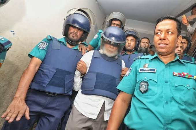 বেআইনি আদেশ ও নথি জালিয়াতির অভিযোগে সাবেক বিচারপতি খায়রুল হক ৭ দিনের রিমান্ডে