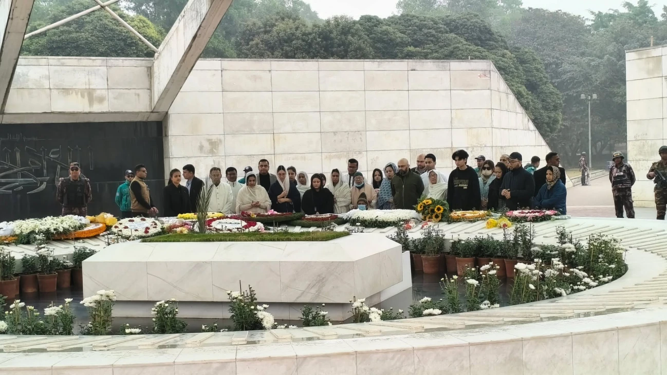দাদির কবর জিয়ারত করলেন জাইমা রহমান
