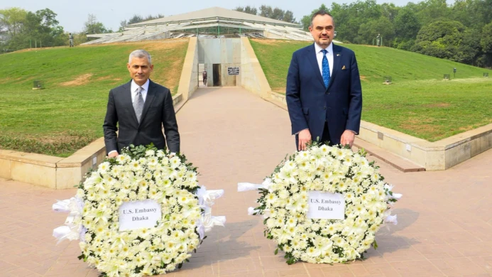 জিয়া-খালেদার সমাধিতে যুক্তরাষ্ট্রের সহকারী পররাষ্ট্রমন্ত্রীর শ্রদ্ধা