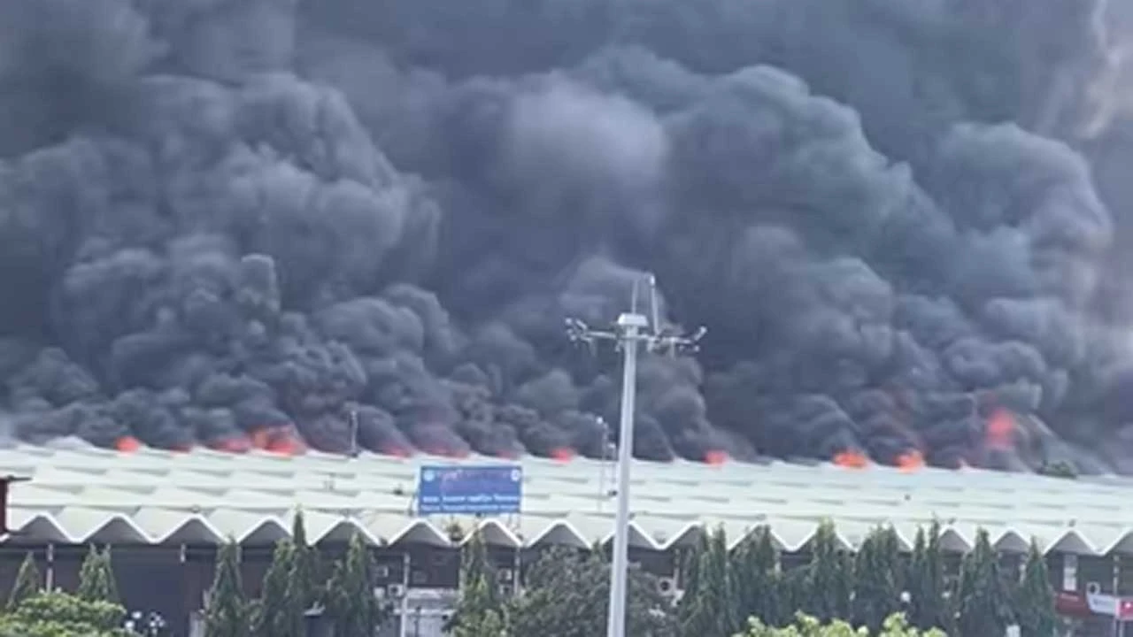 শাহজালাল বিমানবন্দরে আগুন, নিয়ন্ত্রণে ফায়ার সার্ভিসের ৩৬ ইউনিট