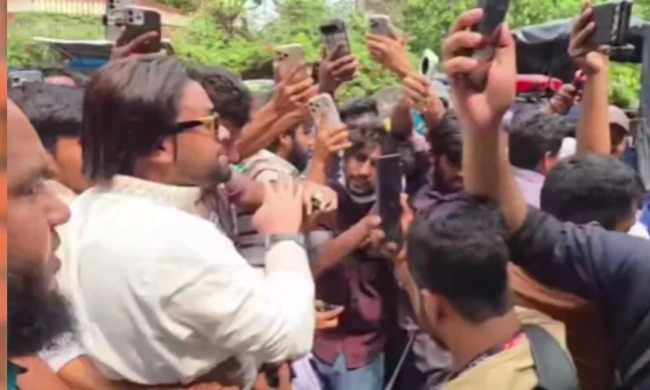 রবীন্দ্রনাথের গ্রাফিতিতে কালি, রাষ্ট্রদ্রোহ মামলায় গ্রেপ্তার ৪