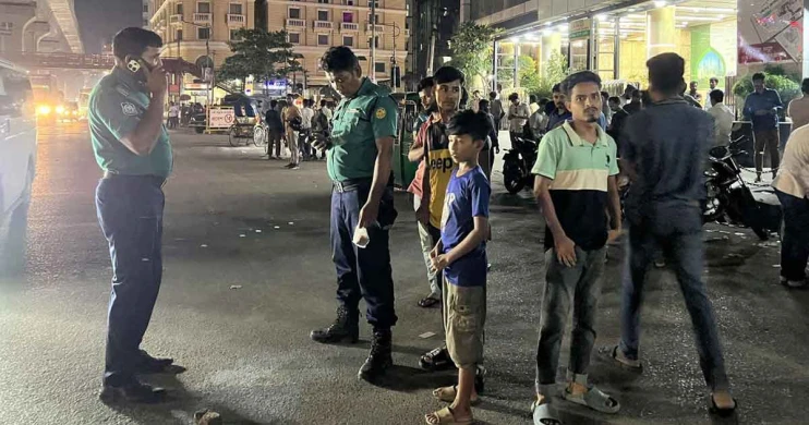 রাতের অন্ধকারে এনসিপি কার্যালয়ের সামনে ককটেল হামলা, দুইজন আটক