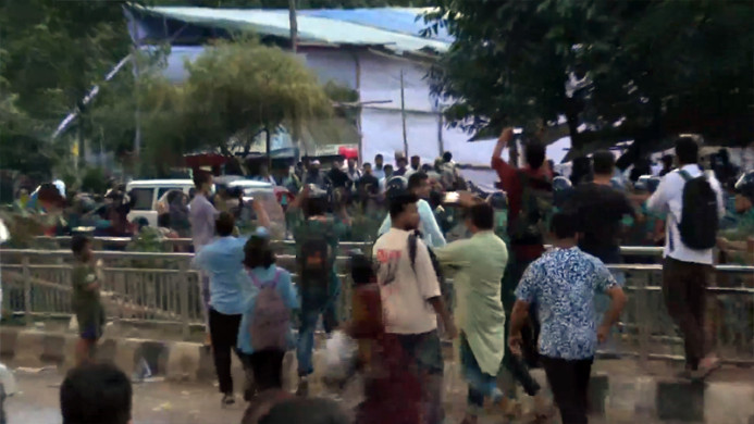 শাহবাগে ‘জুলাই যোদ্ধাদের’ দুই গ্রুপের মধ্যে সংঘর্ষ, উত্তপ্ত পরিস্থিতি নিয়ন্ত্রণে পুলিশ