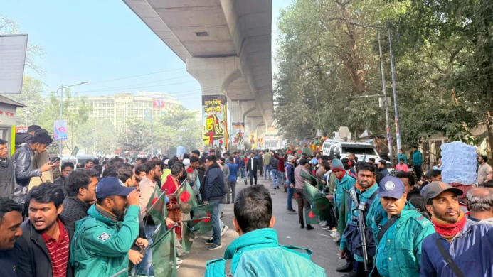 শহীদ ওসমান হাদির সমাধিতে শ্রদ্ধা জানাতে তারেক রহমান