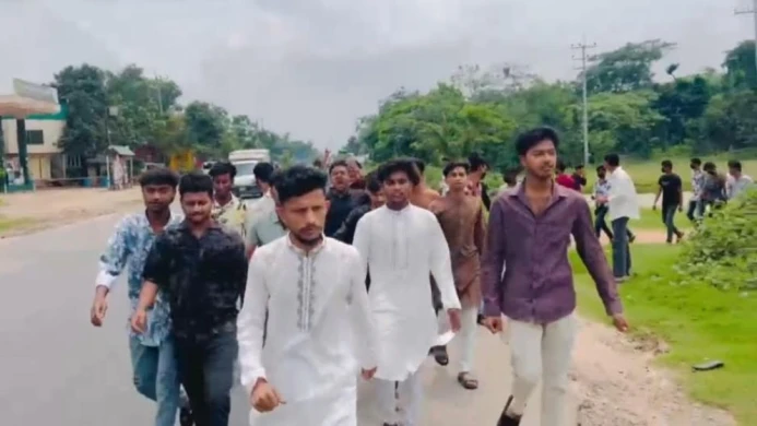 ঢাকা–সিলেট মহাসড়কে রায়পুরায় যুবলীগের ঝটিকা মিছিল