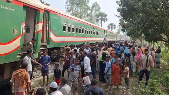 বগুড়ার সান্তাহারে নীলসাগর এক্সপ্রেস দুর্ঘটনা, রেল যোগাযোগ বন্ধ