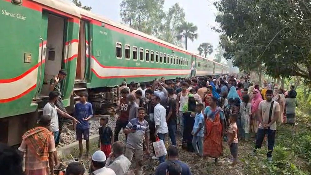 বগুড়ার সান্তাহারে নীলসাগর এক্সপ্রেস দুর্ঘটনা, রেল যোগাযোগ বন্ধ