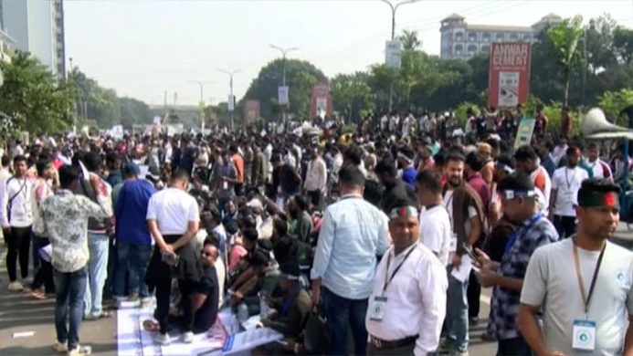 আগারগাঁওয়ে মোবাইল ব্যবসায়ীদের সড়ক অবরোধ, যান চলাচল বন্ধ