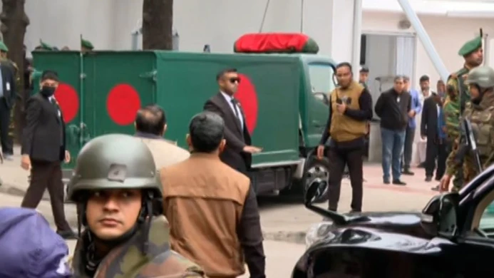 জাতীয় পতাকায় মোড়ানো গাড়িতে গুলশানে খালেদা জিয়ার মরদেহ