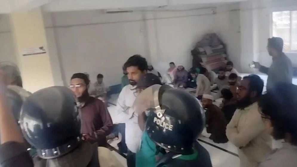 তেজগাঁও কলেজ মসজিদে বৈঠক, উগ্রবাদী তৎপরতার সন্দেহে আটক ২৩