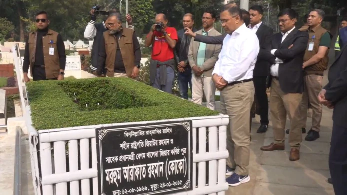 ছোট ভাই কোকোর ও শ্বশুরের কবর জিয়ারত করলেন তারেক রহমান