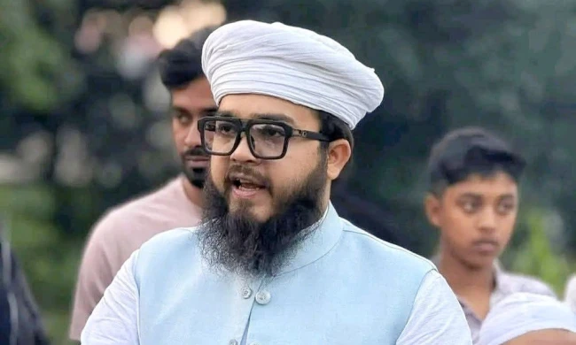 সংসদ মসজিদে নামাজ পড়তে গিয়ে জুতা হারালেন এমপি হানজালা