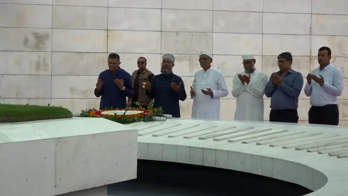 শপথের আগে জিয়া-খালেদা জিয়ার সমাধিতে শ্রদ্ধা জানালেন মির্জা ফখরুল