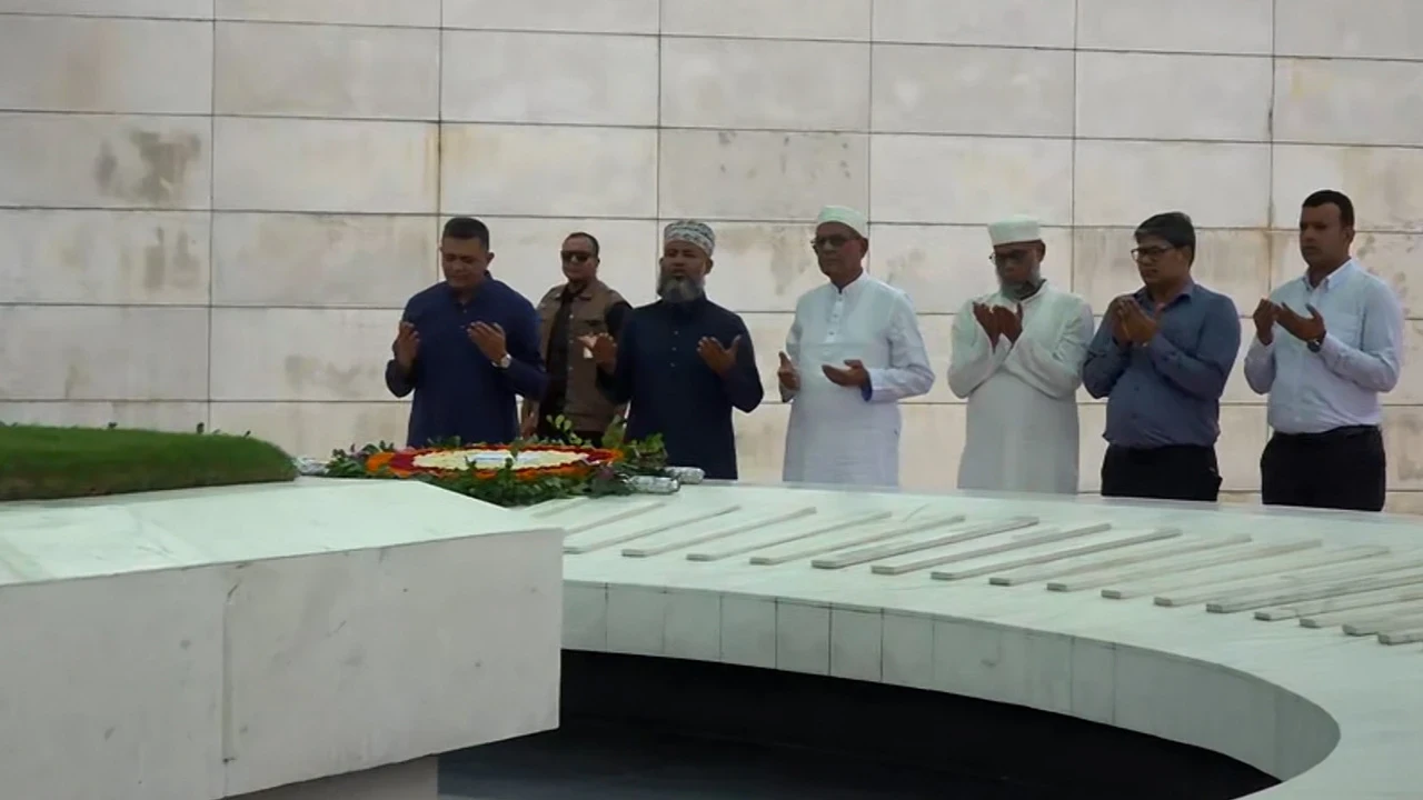 শপথের আগে জিয়া-খালেদা জিয়ার সমাধিতে শ্রদ্ধা জানালেন মির্জা ফখরুল