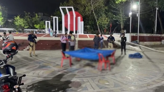 কেন্দ্রীয় শহিদ মিনারে প্রকাশ্যে গুলিতে নিহত ১